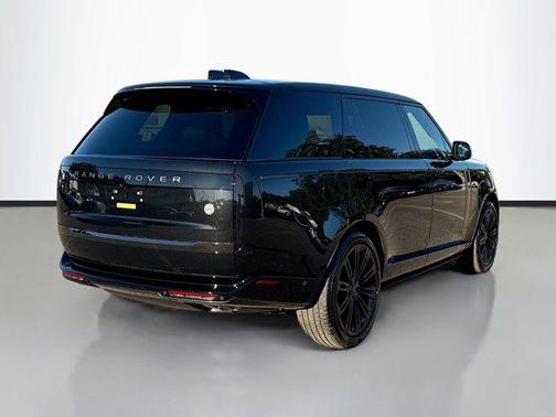 2026 Land Rover Range Rover P615 SV