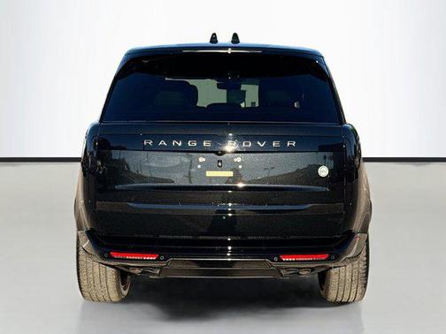 2026 Land Rover Range Rover P615 SV