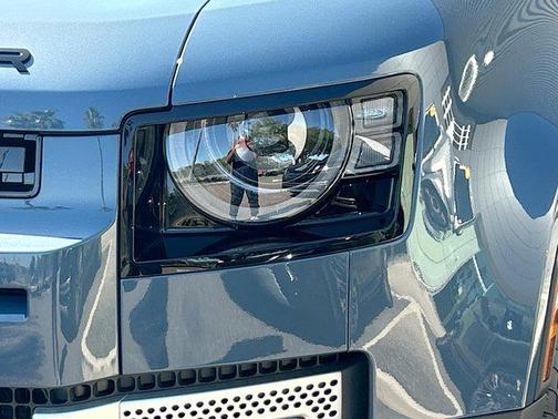 2025 Land Rover Defender 110 P300