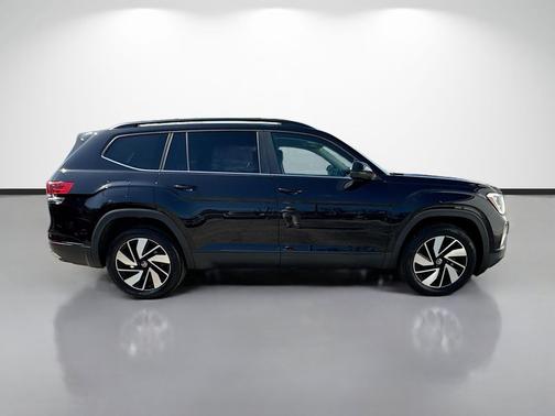 Deep Black Pearl 2024 Volkswagen Atlas 2.0T SE w/Technology