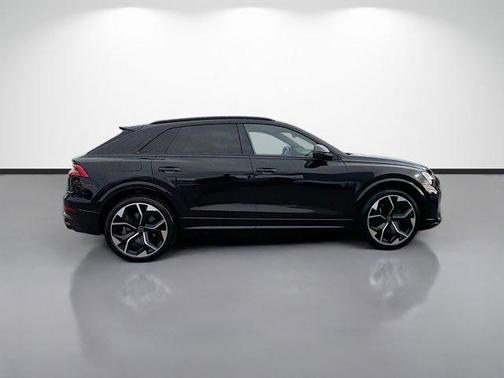 Mythos Black Metallic 2023 Audi RS Q8 4.0T