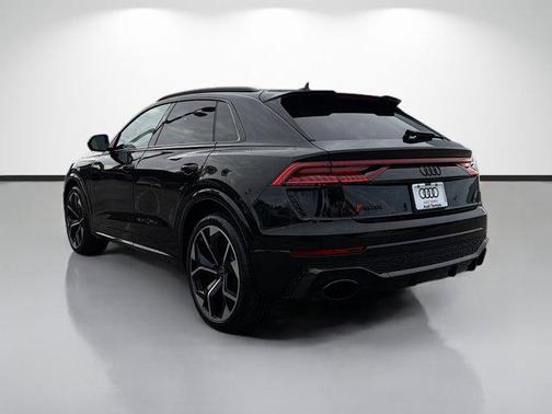Mythos Black Metallic 2023 Audi RS Q8 4.0T