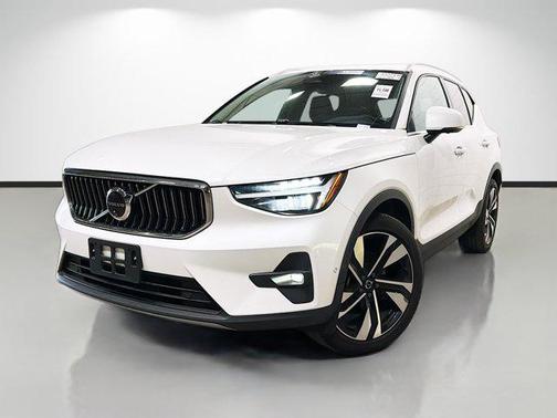 2025 Volvo XC40 B5 Ultra Bright Theme