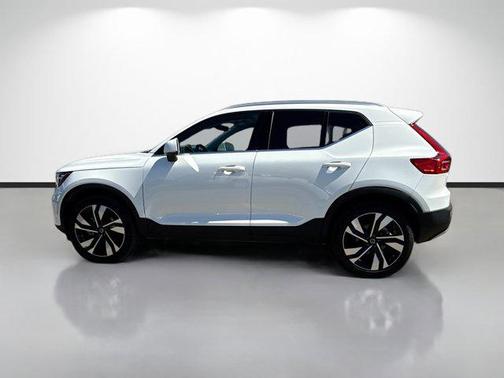 2025 Volvo XC40 B5 Ultra Bright Theme