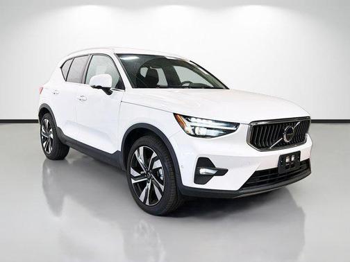 2025 Volvo XC40 B5 Ultra Bright Theme