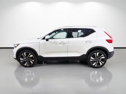 2025 Volvo XC40 B5 Ultra Bright Theme