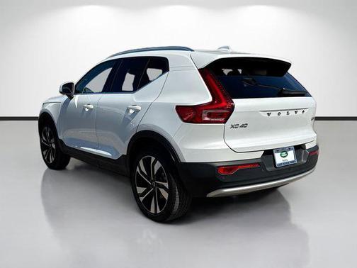 2025 Volvo XC40 B5 Ultra Bright Theme