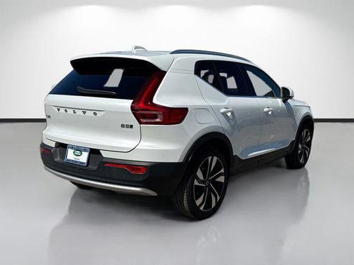 2025 Volvo XC40 B5 Ultra Bright Theme