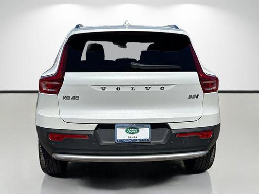 2025 Volvo XC40 B5 Ultra Bright Theme