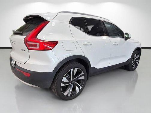 2025 Volvo XC40 B5 Ultra Bright Theme