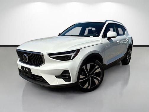 2025 Volvo XC40 B5 Ultra Bright Theme