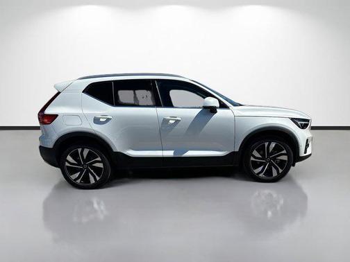 2025 Volvo XC40 B5 Ultra Bright Theme