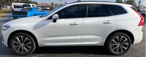2022 Volvo XC60 B5 Momentum