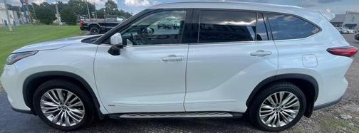 2022 Toyota Highlander Hybrid Platinum