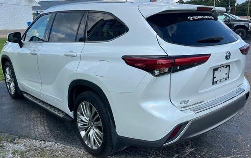 2022 Toyota Highlander Hybrid Platinum