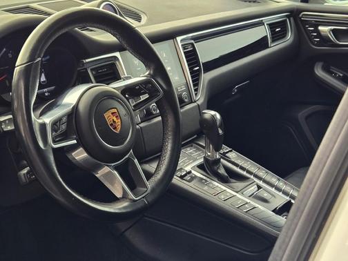 2018 Porsche Macan Base (PDK)