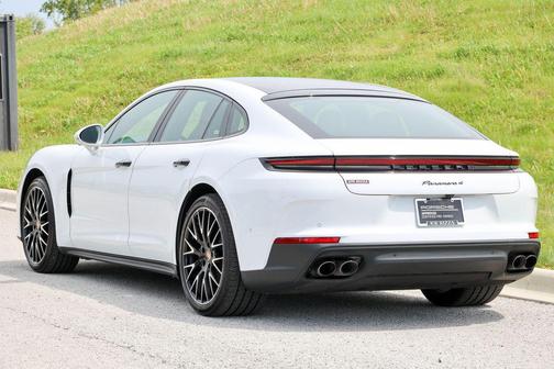 Carrara White Metallic 2025 Porsche Panamera 4