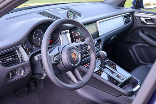 Gentian Blue Metallic 2026 Porsche Macan Macan