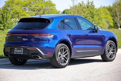 Gentian Blue Metallic 2026 Porsche Macan Macan