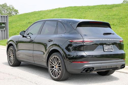 Chromite Black Metallic 2023 Porsche Cayenne Platinum Edition