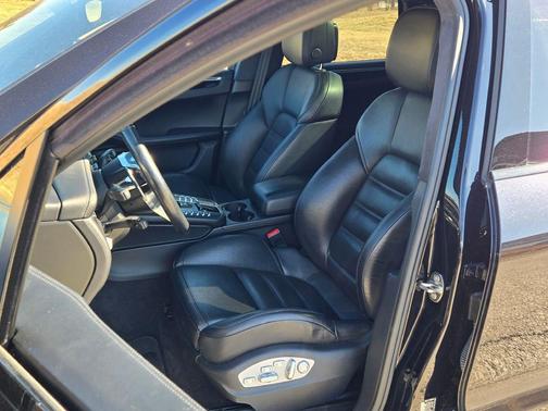 2017 Porsche Macan Turbo w/Performance Package