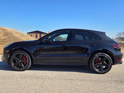 2017 Porsche Macan Turbo w/Performance Package