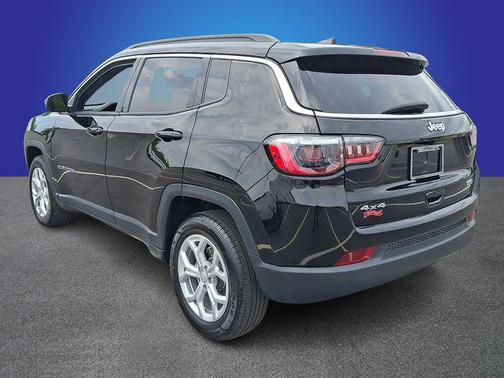 Diamond Black Crystal Pearlcoat 2024 Jeep Compass Latitude