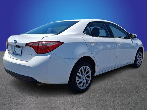 Super White 2018 Toyota Corolla LE