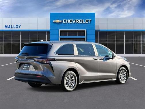 2024 Toyota Sienna LE