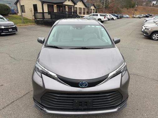 2024 Toyota Sienna LE