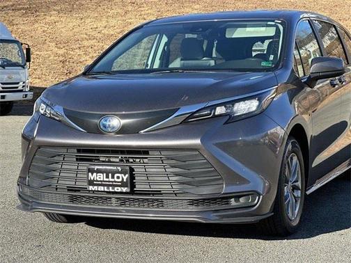 2024 Toyota Sienna LE