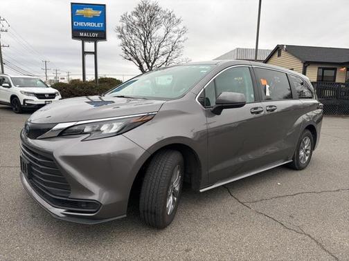 2024 Toyota Sienna LE