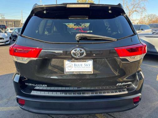 Midnight Black Metallic 2019 Toyota Highlander XLE