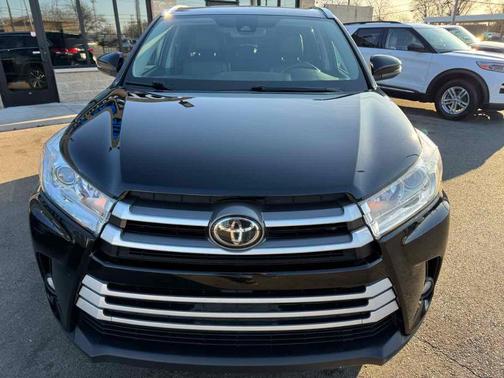 Midnight Black Metallic 2019 Toyota Highlander XLE