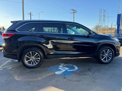 Midnight Black Metallic 2019 Toyota Highlander XLE