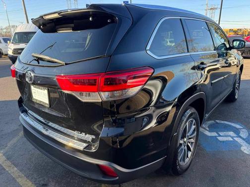 Midnight Black Metallic 2019 Toyota Highlander XLE