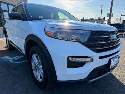 Oxford White 2022 Ford Explorer XLT