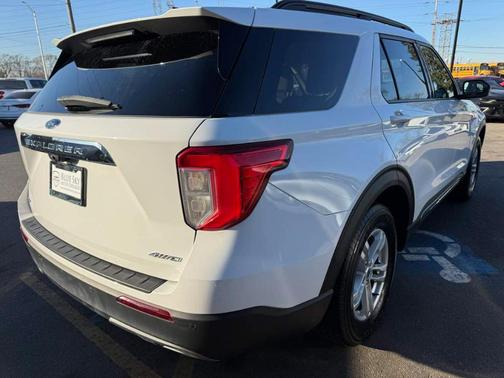 Oxford White 2022 Ford Explorer XLT
