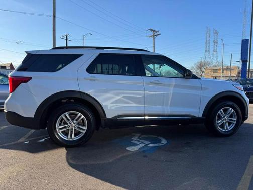 Oxford White 2022 Ford Explorer XLT