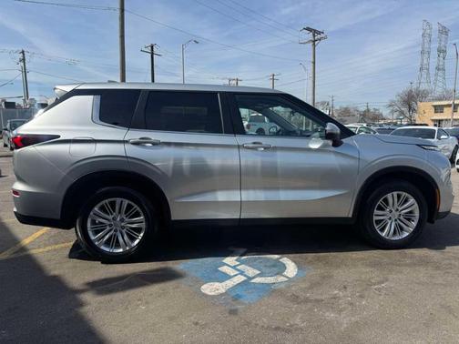 2024 Mitsubishi Outlander ES