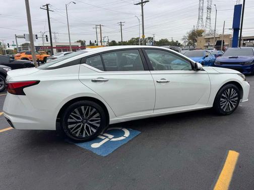 White 2023 Nissan Altima 2.5 SV
