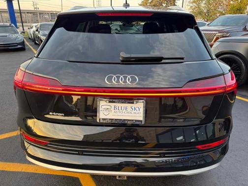 Mythos Black Metallic 2019 Audi e-tron Premium Plus