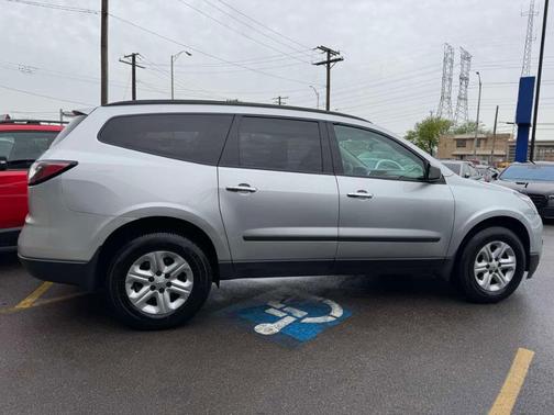 Silver Ice Metallic 2017 Chevrolet Traverse LS