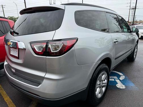 Silver Ice Metallic 2017 Chevrolet Traverse LS