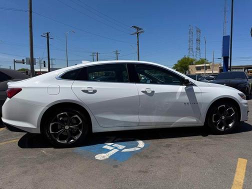 Summit White 2022 Chevrolet Malibu LT