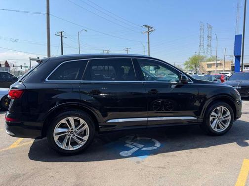 Mythos Black Metallic 2022 Audi Q7 55 Premium Plus