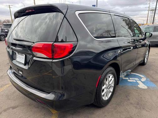 2022 Chrysler Voyager LX