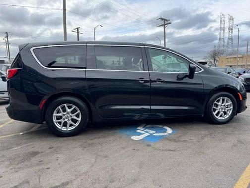 2022 Chrysler Voyager LX