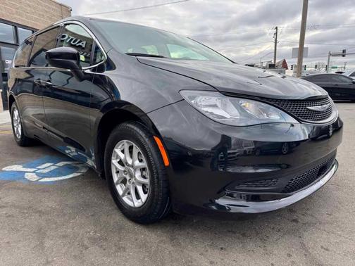 2022 Chrysler Voyager LX