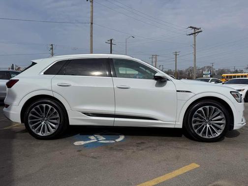 Glacier White Metallic 2019 Audi e-tron Prestige